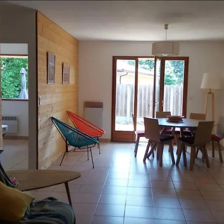 Comfortable House With Garden In 오덴쥐